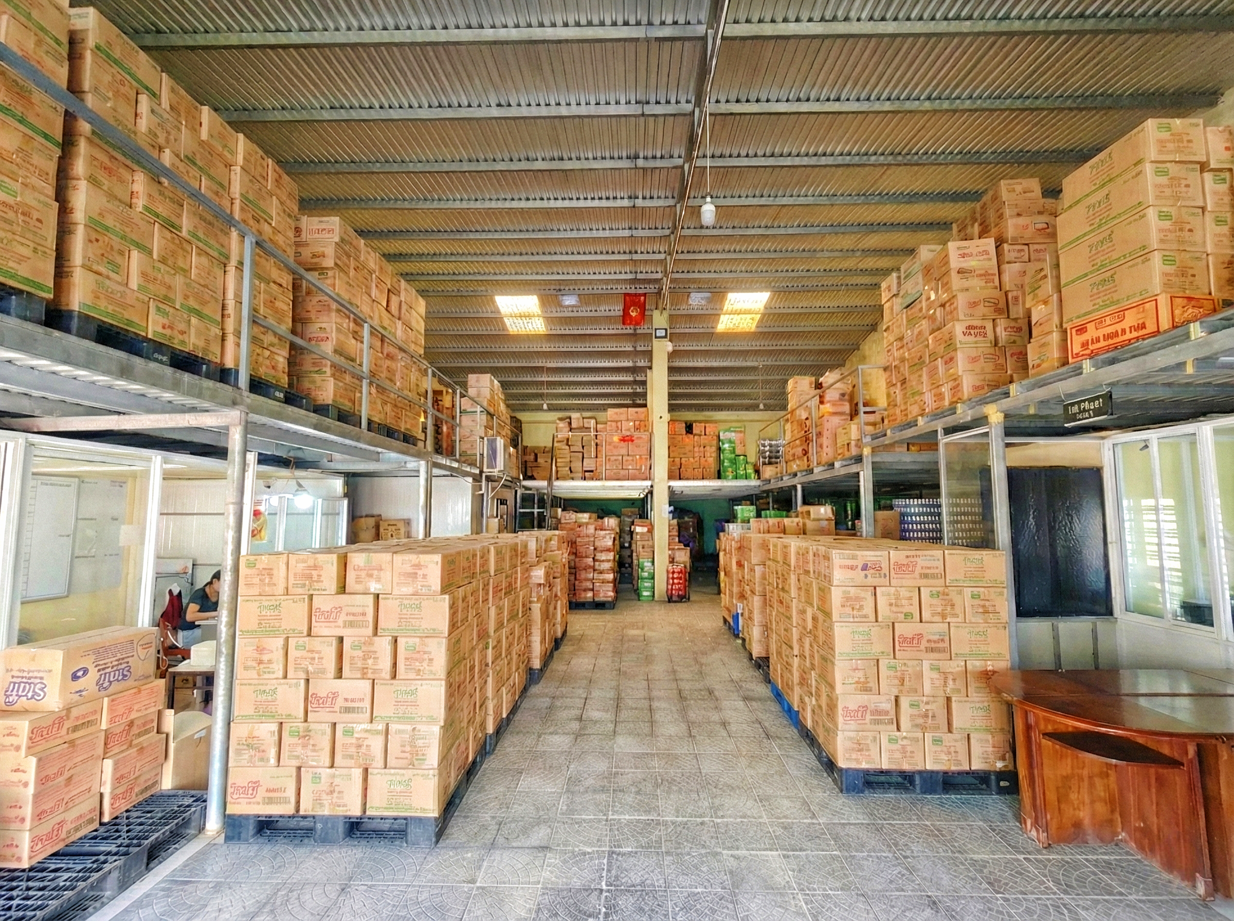 Không gian bên trong kho hàng Minh Hiệp